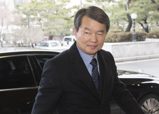 <탄핵표결> 출근하는 이진성 헌재 재판관      (서울=연합뉴스) 윤동진 기자 = 박근혜 대통령에 대한 탄핵소추안 표결이 예정된 9일 오전 서울 종로구 헌법재판소에서 이진성 재판관이 출근하고 있다. 2016.12.9      mon@yna.co.kr  (끝)